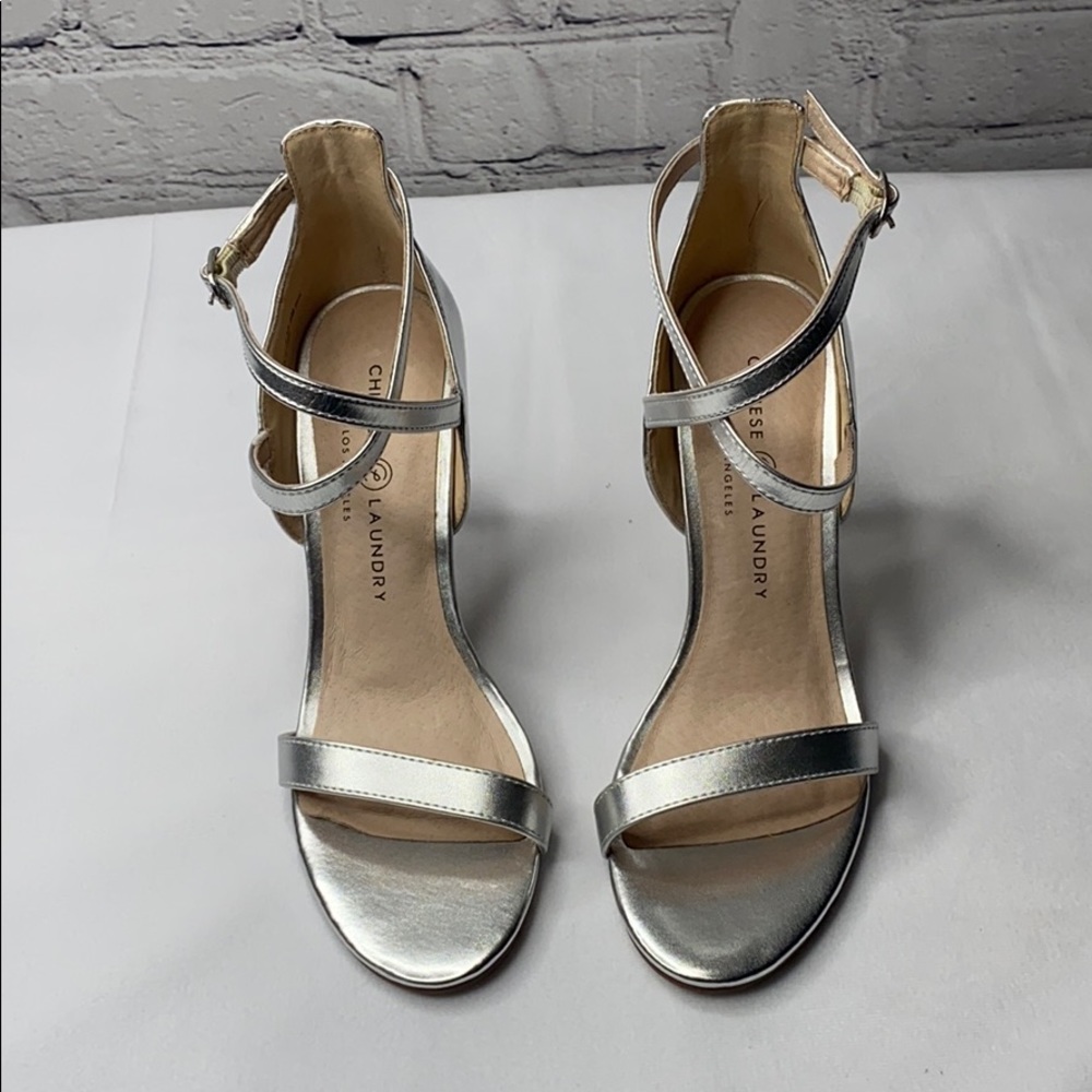 CHINESE LAUNDRY SABRIE SANDAL IN SILVER